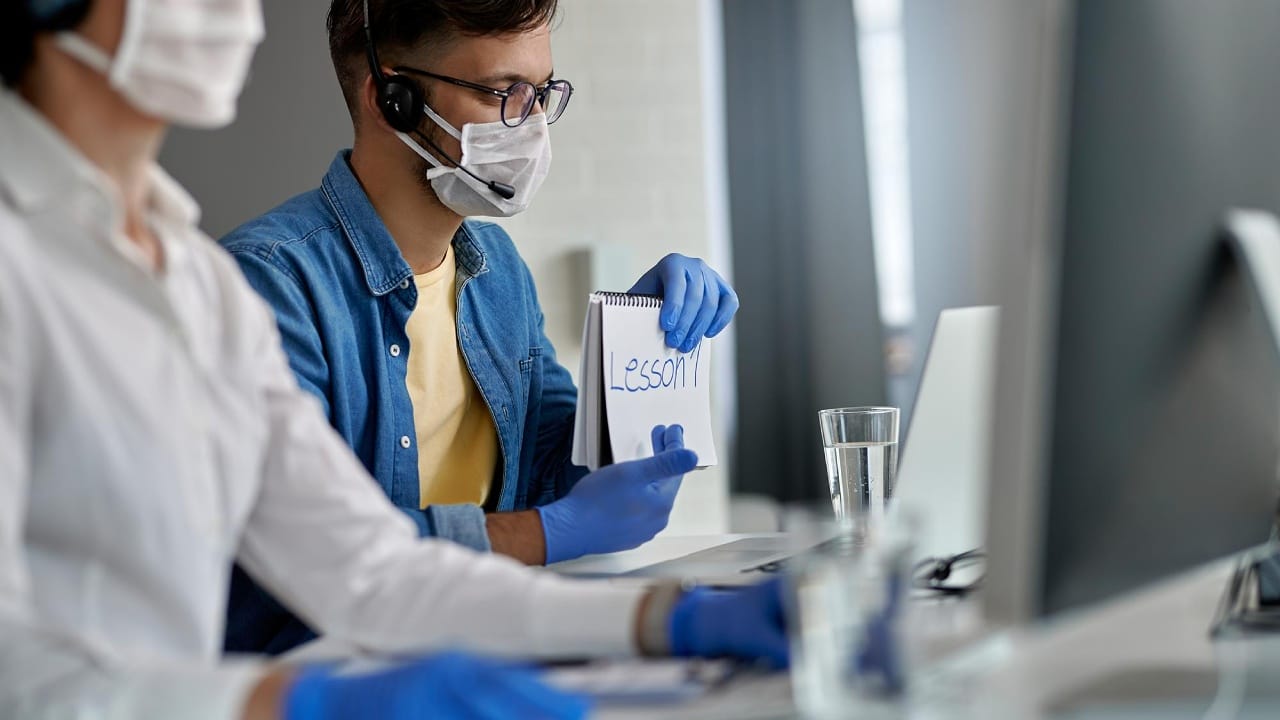 Médicos atendendo pacientes em um centro de saúde durante uma pandemia, ilustrando o papel vital dos centros de saúde na resposta a emergências sanitárias.