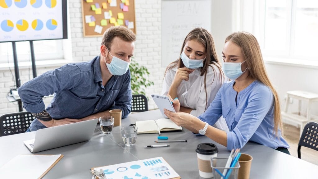 Profissional de saúde realizando um acompanhamento com paciente no programa de prevenção de doenças crônicas, monitorando indicadores de saúde.